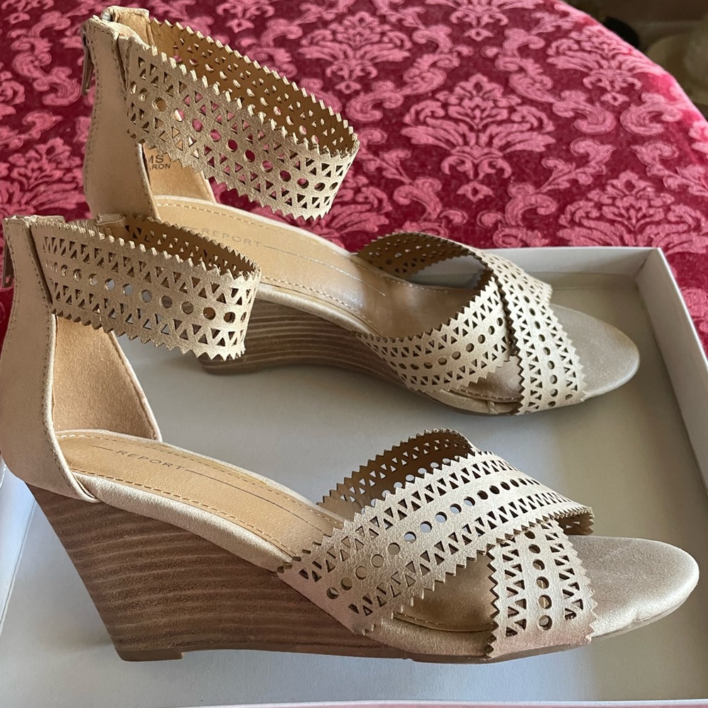 Report Sandals. New, never worn wedge sandal with cutout straps - Picture 4 of 5